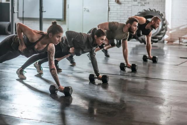 Czy crossfit pomaga schudnąć? Oto prawda o odchudzaniu i treningu Czy crossfit pomaga schudnąć? Oto prawda o odchudzaniu i treningu